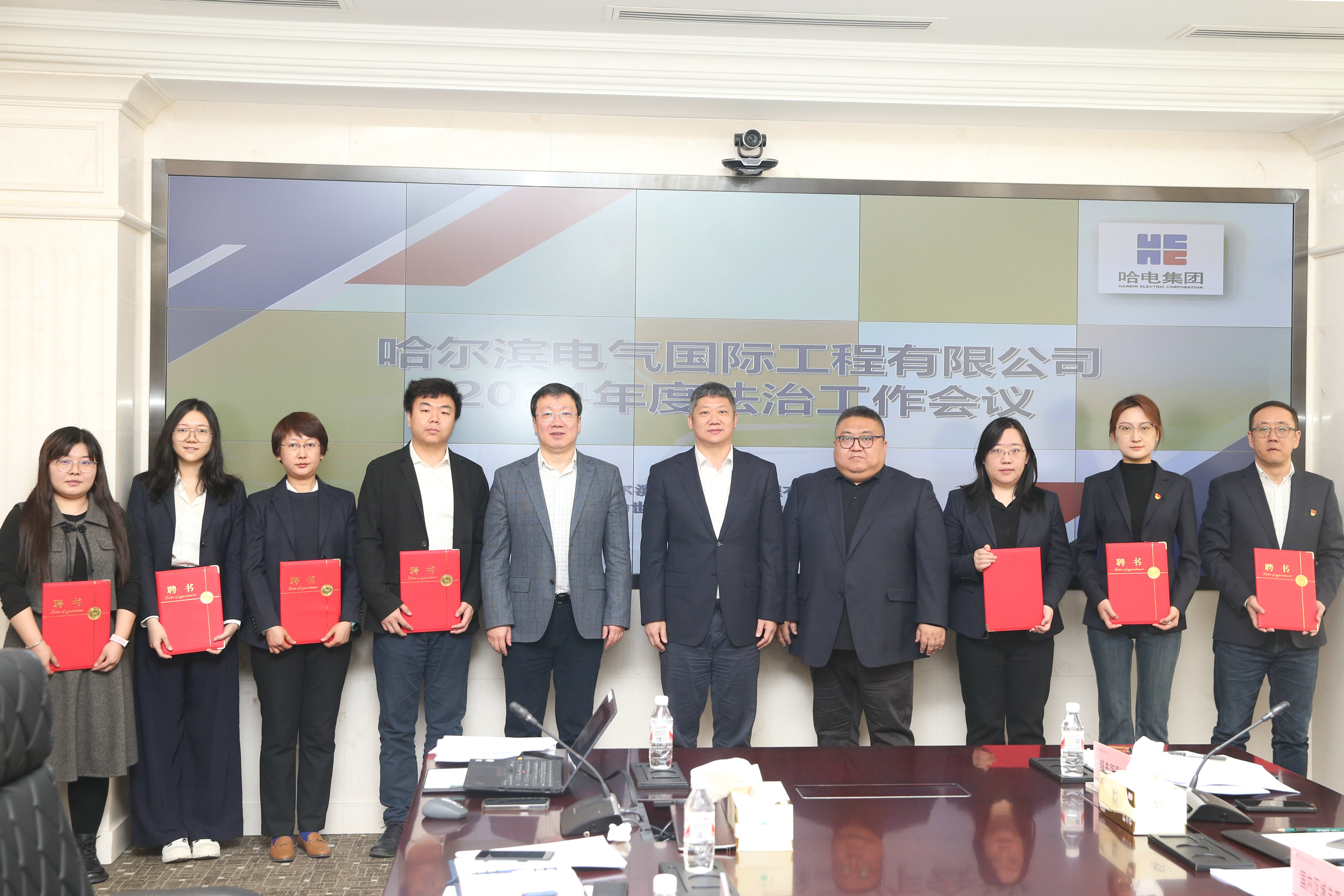 尊龙凯时人生就是搏国际为部分重点部分执法照料揭晓聘书.jpg 尊龙凯时人生就是搏国际为部分重点部分执法照料揭晓聘书.jpg